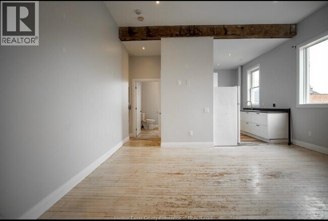 Photo - 1558 Ontario St