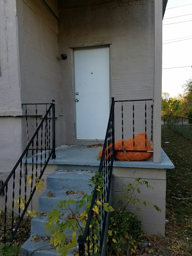 Photo - 305 Abingdon Ave NW