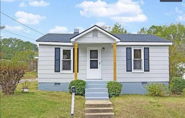 Encantadora casa unifamiliar con exterior actualizado, entrada cubierta y cochera. - 520 Commonwealth St