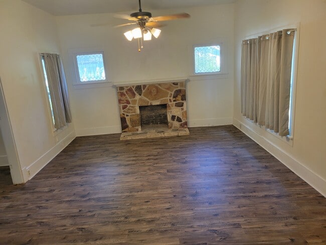 Photo - 606 E Avenue C