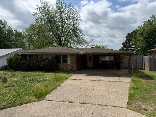 Building Photo - 3 BEDROOM 2 BATH HOUSE CENTRAL HEAT & AIR, UTILITIES ARE EGW, FENCED YARD, 2 CAR CARPORT, W/D HOO...