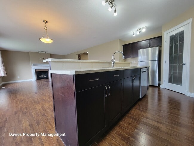 Photo - 6035-6034 4 Ave SW