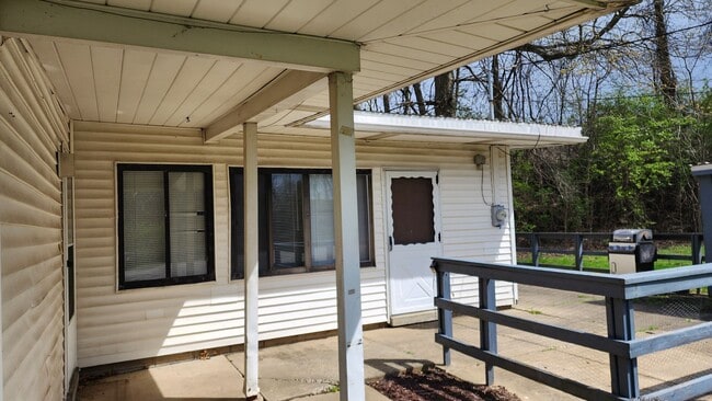 Photo - Three bedroom 1.5 house available for rent May 1 2026!