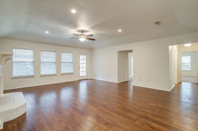 Photo - 701 Stonebrooke Dr