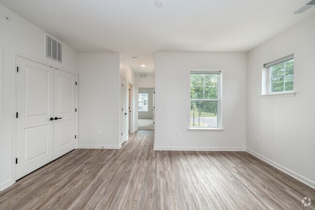 1BR, 1BA - 873SF - Living Room - Evergreen Pointe