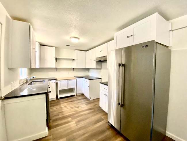 Photo - 408 Faris St