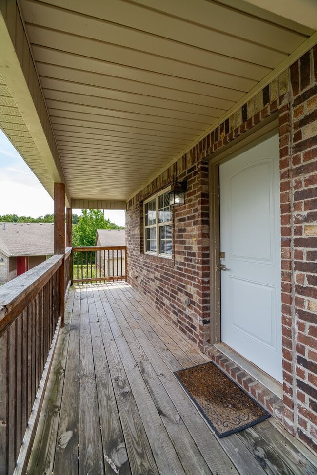 Photo - 4 Bedroom 2.5 Bath Townhome near UofA! Available in August!!