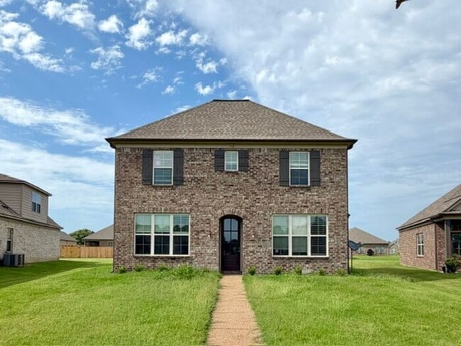 Building Photo - Now Leasing a 4-bedroom 2.5 bath home in Somerville, TN