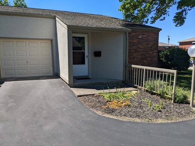 Front door and garage - 4798 Moreland Dr W Unidad 4798 Moreland Dr