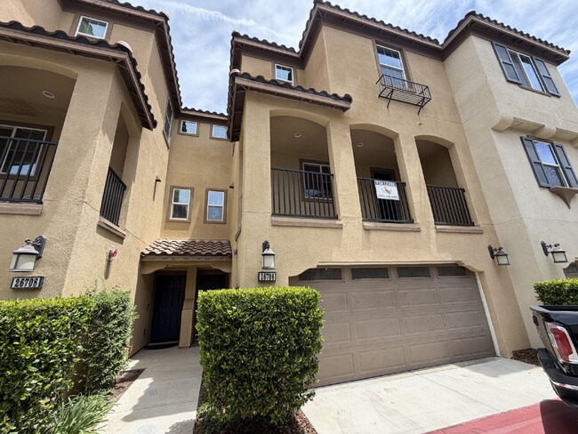 Building Photo - Welcome to Santa Clarita Living at Its Best!