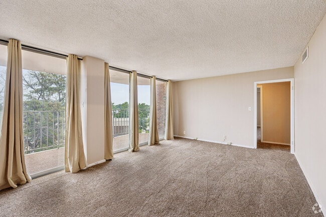2BR, 2BA - 1,075SF - Living Room