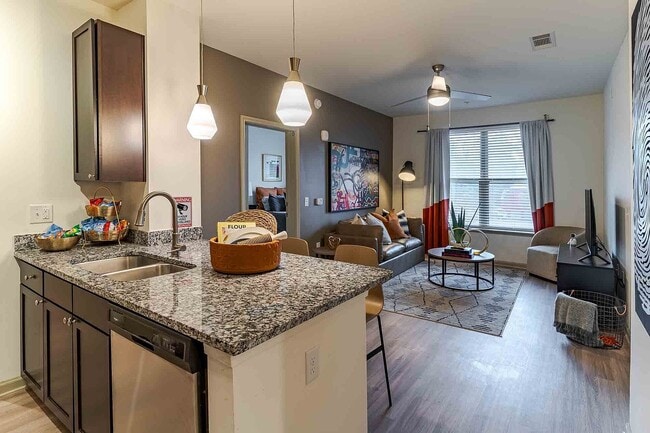 Signature-1505-Apartamentos-Cerca-de-NC-State-Cocina-y-Sala-de-estar