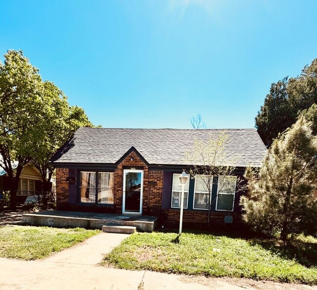 Building Photo - 2109 22nd St Unit Front