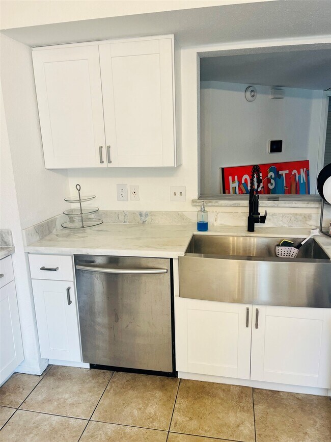 Photo - 2011 Spenwick Dr Unit 425