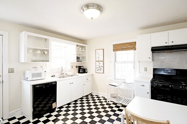 Photo - Charming City Cottage With Fenced Yard