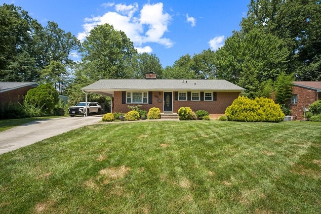Charming 4 Bedroom Brick Home - Ideal Loca... - Charming 4 Bedroom Brick Home - Ideal Loca...