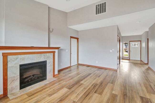 Photo - 3 Bed 2 Bath - Fairway Point - Pet per Approval - Fenced Backyard