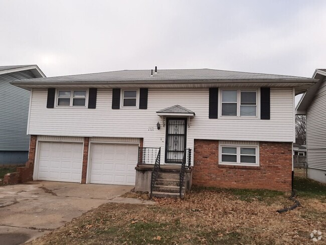 Building Photo - 3 Bedroom 2 bath $1250! Basement! 2 Car ga... Rental