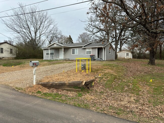 Charming 3 Bedroom / 2 Bathroom (1176 sf) - Charming 3 Bedroom / 2 Bathroom (1176 sf) House