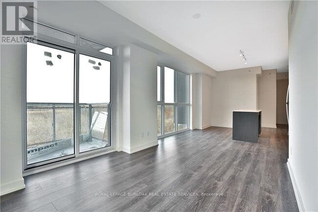 Photo - 5240 Dundas St