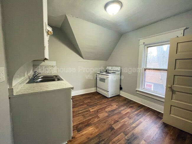 Photo - 618 Superior St