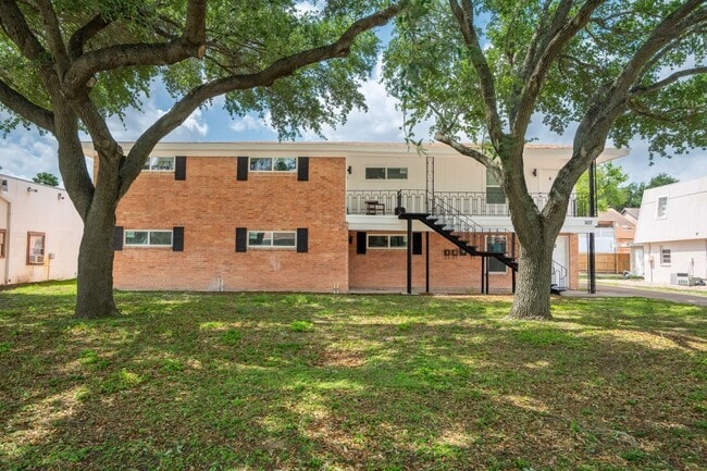 Building Photo - 1107 Shasta Ave W