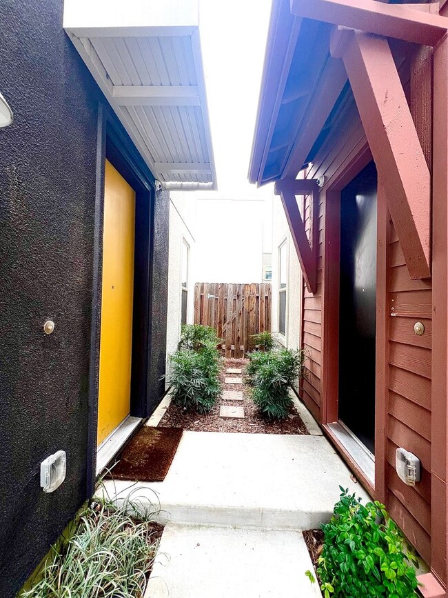 Photo - Beautiful 2 bedroom 2.5 bath three story condo!!