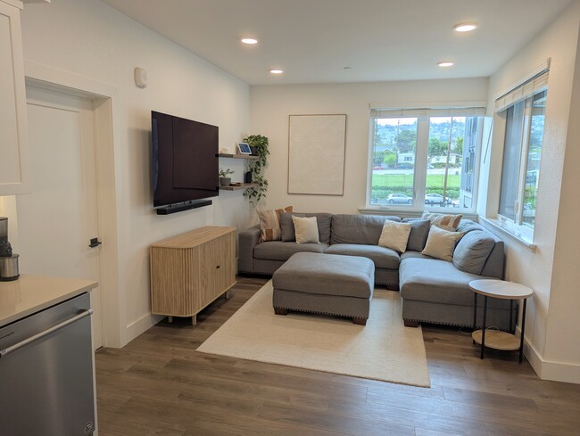 Living space - 10300 San Pablo Ave Unit 202