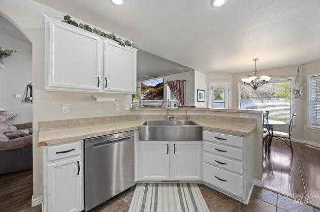 Photo - 1387 Bradley St