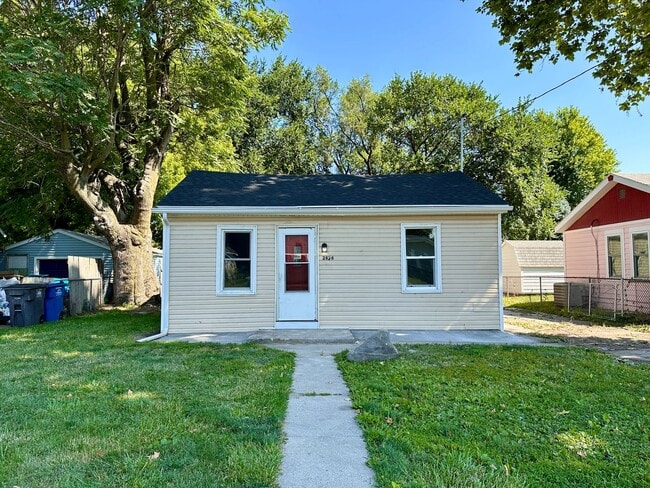 Building Photo - 2 Bedroom with Bonus Room Near Fairgrounds Rental