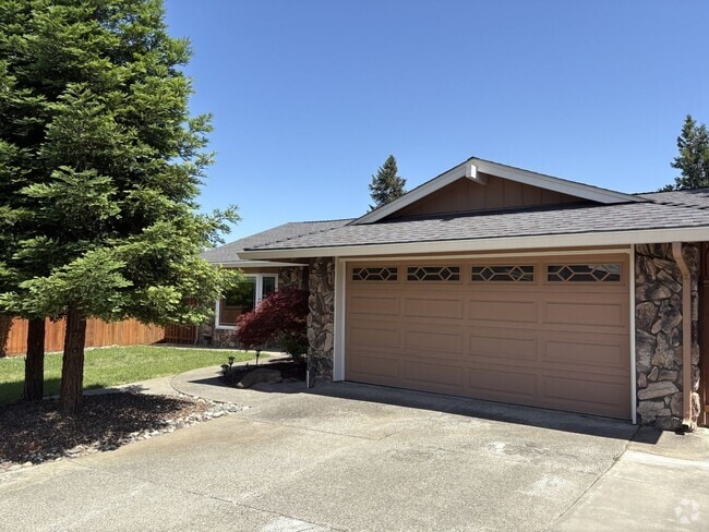 Building Photo - Welcome to this beautifully updated single... Rental