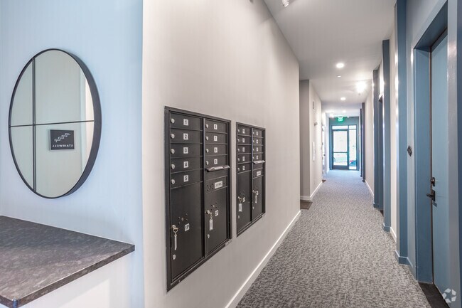 Vestíbulo y pasillo del primer piso del Royal - Mid Castle Apartamentos