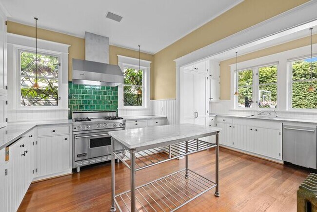 Stunning 1909 Craftsman w/ AC in Coveted Capitol Hill