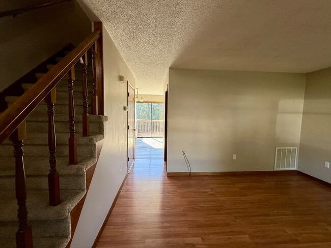 Photo - 153 Oakcrest Cir