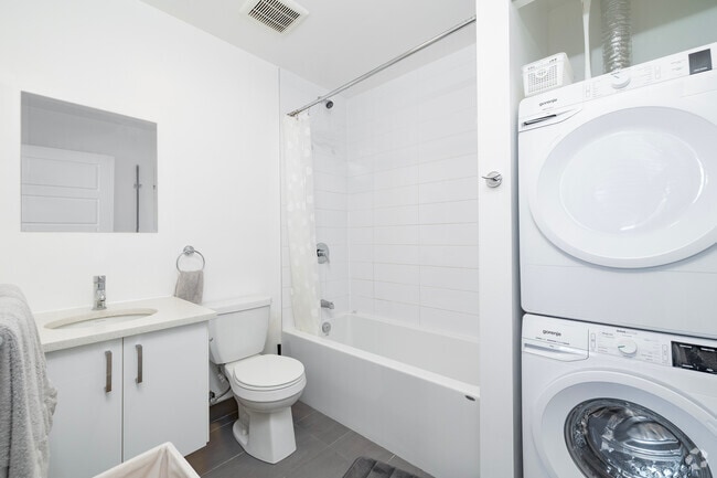 2 chambres, 1 salle de bain - 450 pi² - Salle de bain - 2238 Du Souvenir