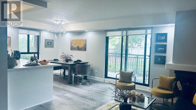 Photo - 15390 Yonge St Unit 201