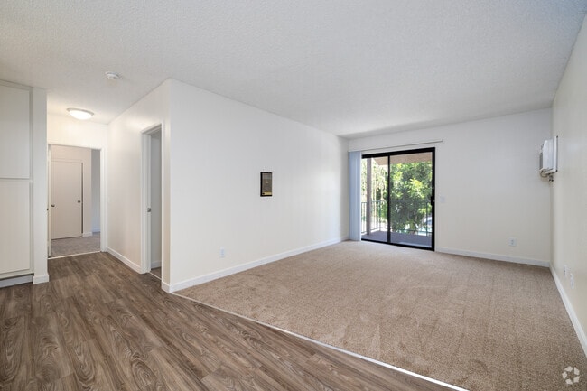 2BR, 2BA - 920SF - Living Room