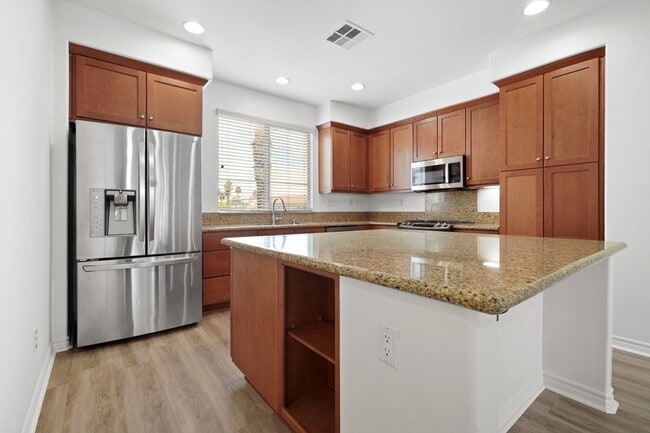 Building Photo - Spacious 4 Bedroom TownHome in Garden Grove!