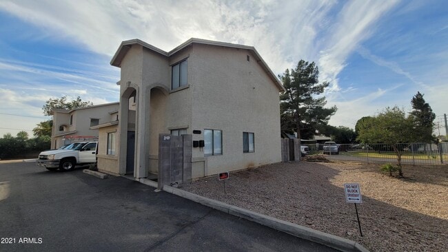 Building Photo - 2205 W Morten Ave Rental