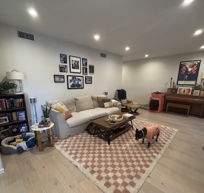 Living Room - 14050 Magnolia Blvd Unidad 101 Rental