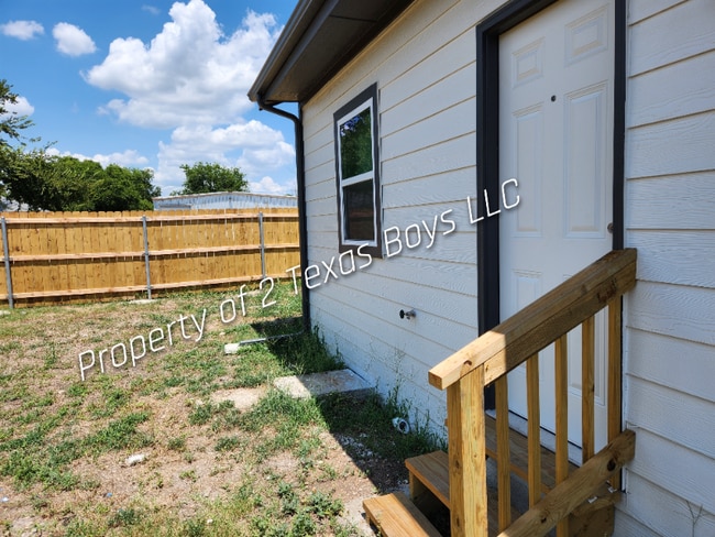Building Photo - 101 N Pecan St Rental