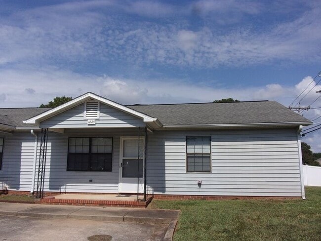 2 Bedroom 1 Bath Ground Floor Apartment