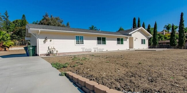 Building Photo - Charming Single Family Home in Vista! 3 be...