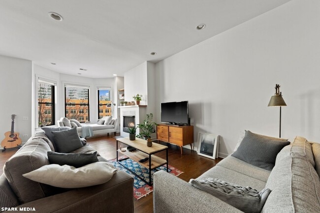353 W Chicago Ave