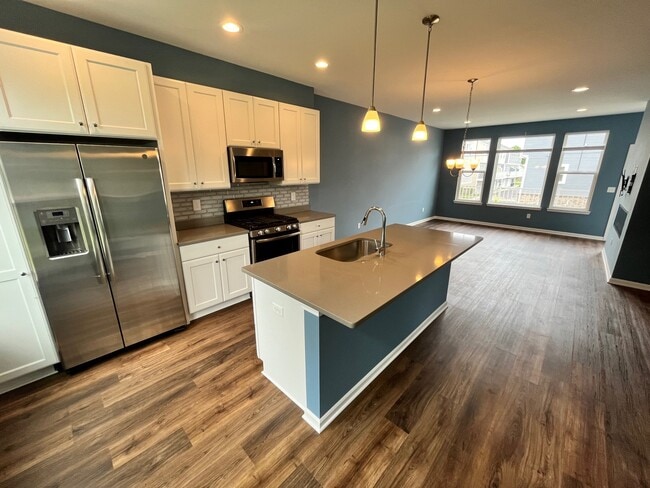 Island/dining bar - 587 Parkside Way Unit 18