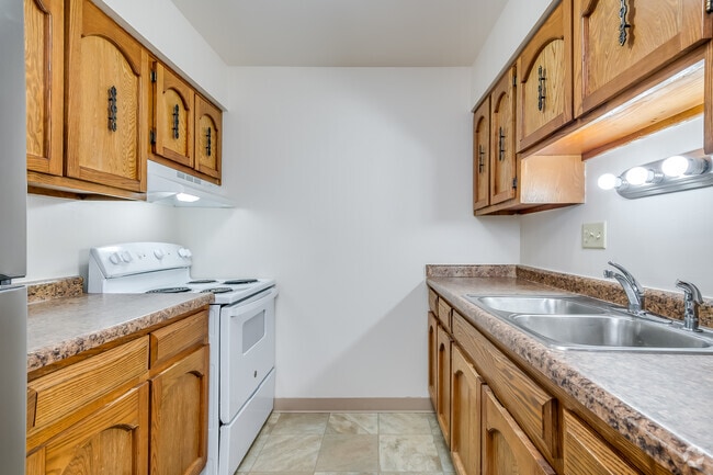 2BR, 1.5BA - 700SF - Kitchen
