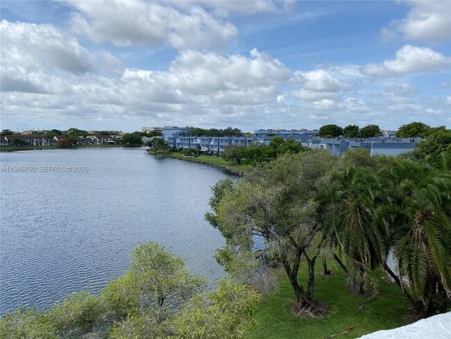 Building Photo - 9375 Fontainebleau Blvd Unit L424