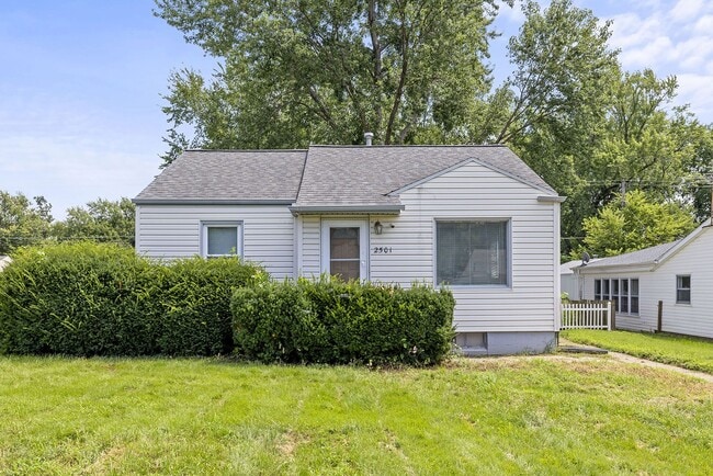 Building Photo - Cozy 3-Bedroom Ranch with Garage in Charmi...