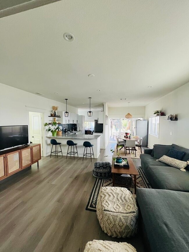 Photo - 665 Temple Ave