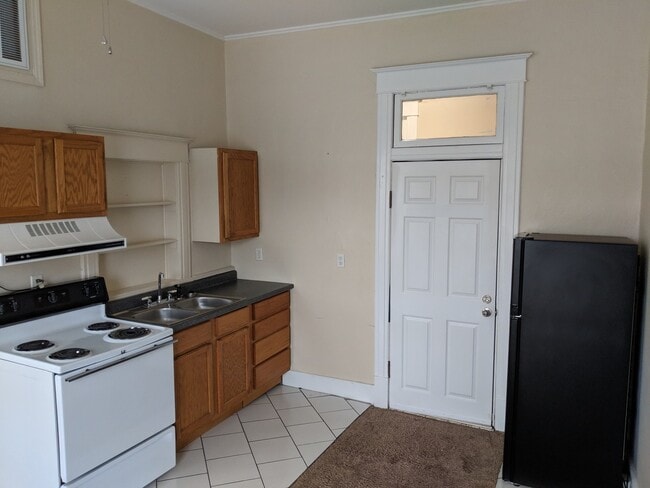 Photo - 319 W B St